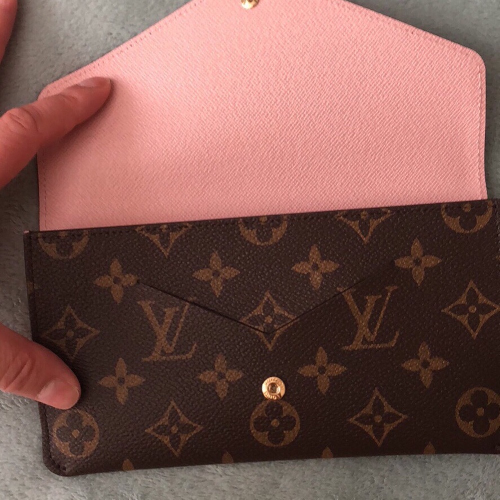 ❣️Sold❣️ Beautiful LV Authentic Monogram Wallet - Picture 4 of 6